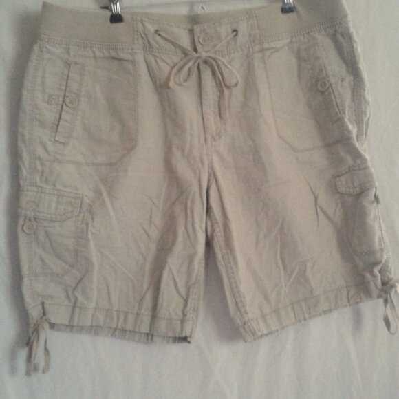 Women's Faded Glory Khaki Cargo Shorts Size 16 - Picture 1 of 8